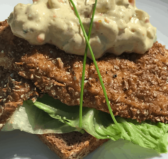 Rugmelsstegte fiskefiler med remolade