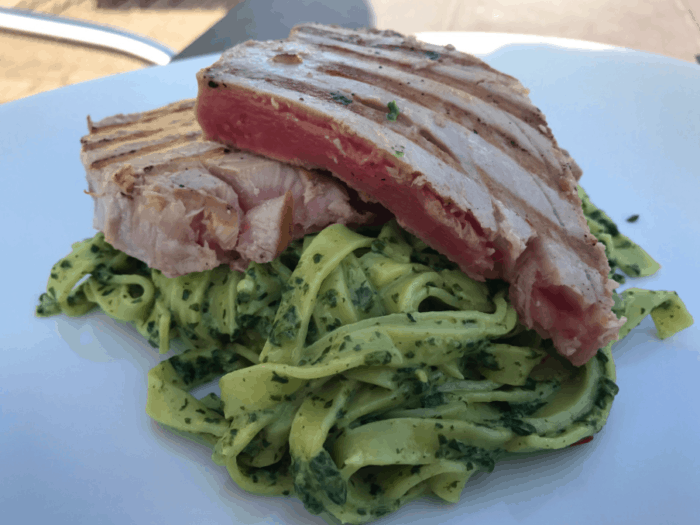 Thailanske Tunsteaks med spinatpasta