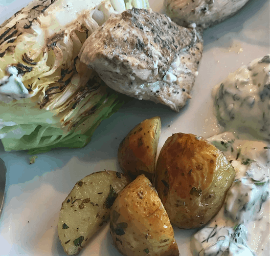 Limekylling, grillet spidskål og persillekartofler