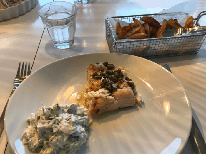 Sej lyssej med spidskål-salat og fritter