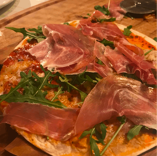 Let pizza med gorgonzola, parmaskinke og rucola