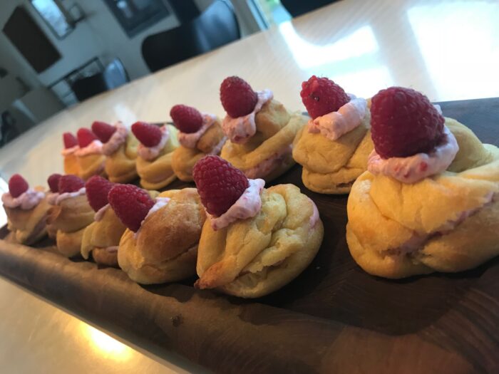 Fastelavnsboller / vandbakkelser med hindbær