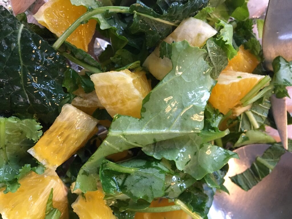 Grønkålsalat med appelsin og mynte Grønkålsalat med appelsin og mynte