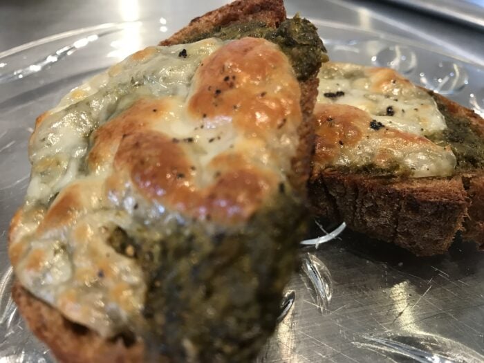 Brusscetta med mozzarella, pesto og trøffelolie.