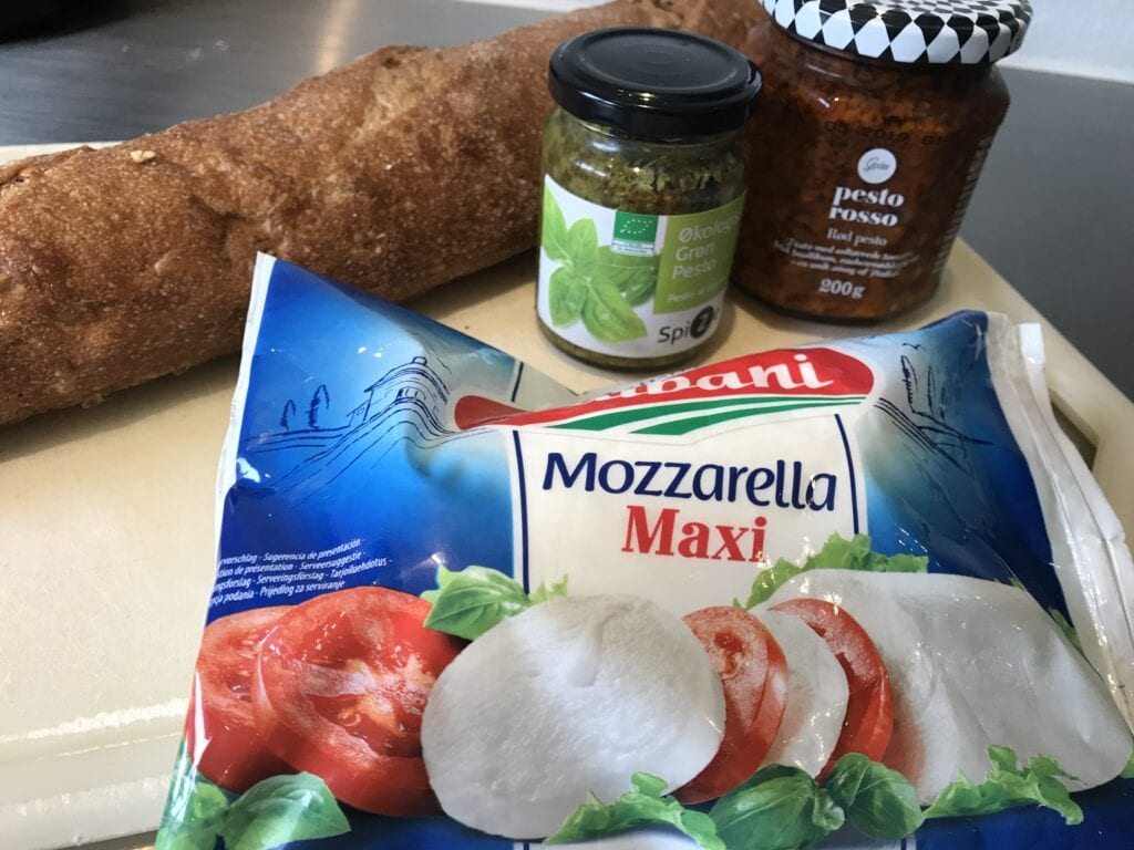 Brusscetta med pesto, mozzarella og trøffelolie 1