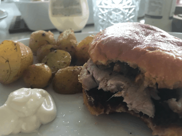 Flæskestegsburger med smørstegte boller og Rösti kartofler