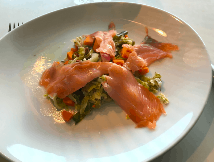 Spidskål – Salat med laks